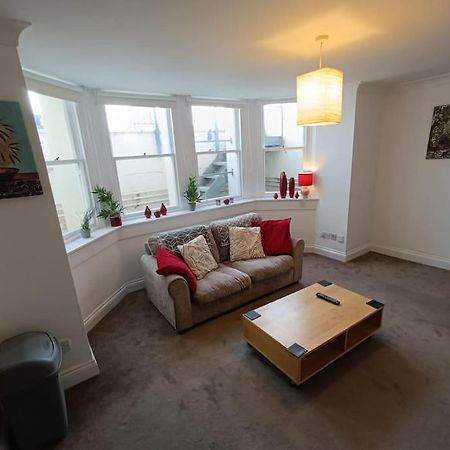 Seafront Apartment In Истборн Екстериор снимка